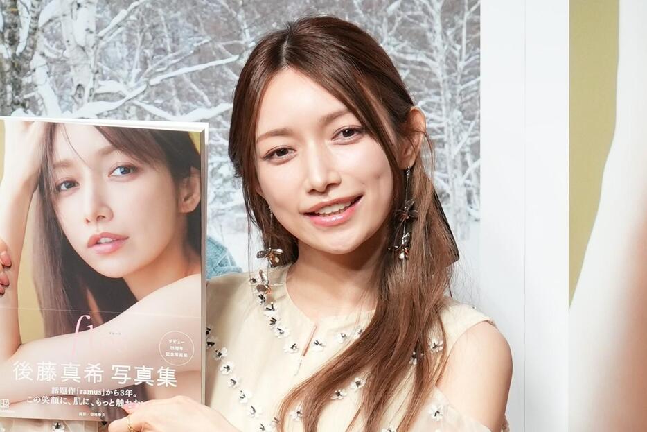 デビュー25周年を記念した写真集「後藤真希 写真集 flos」の発売記念会見を開催した後藤真希さん