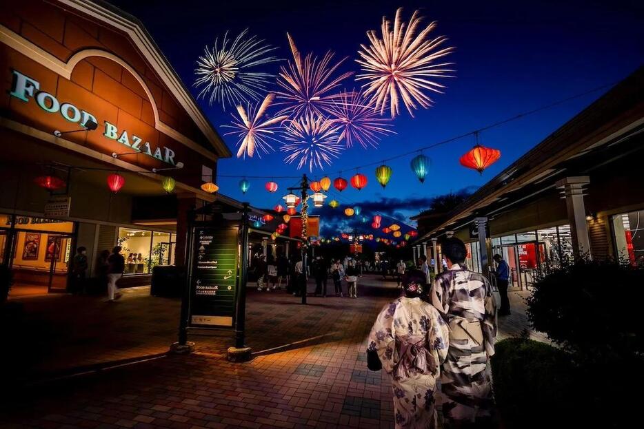 御殿場プレミアム・アウトレット夏祭りイベントの打ち上げ花火の様子（写真提供＝三菱地所・サイモン）