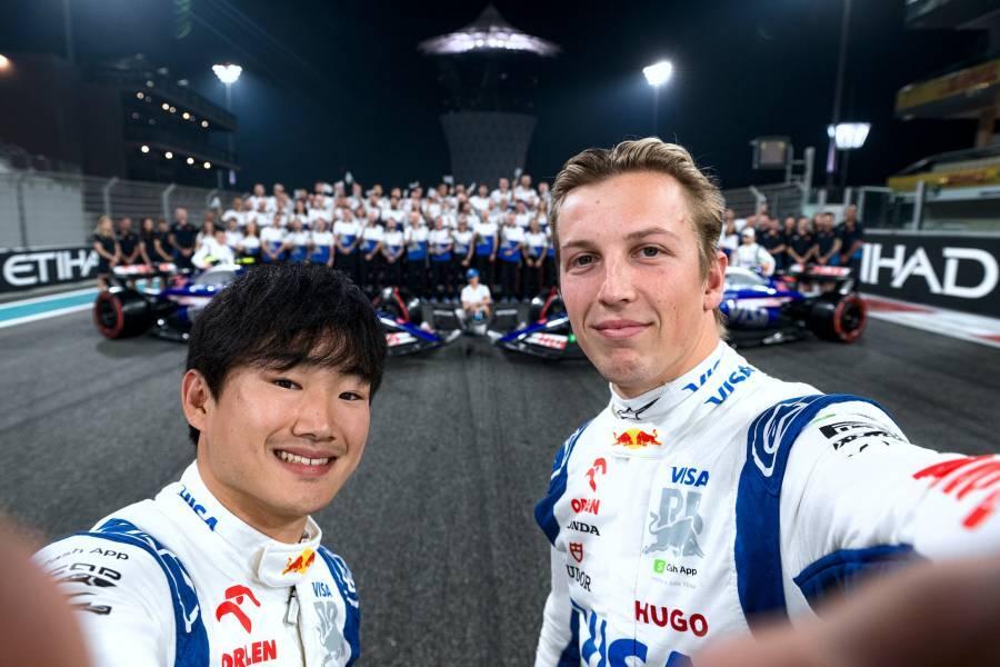 最終戦でRBチームと記念のセルフィー撮影をする角田裕毅とリアム・ローソン(C)Red Bull Content Pool