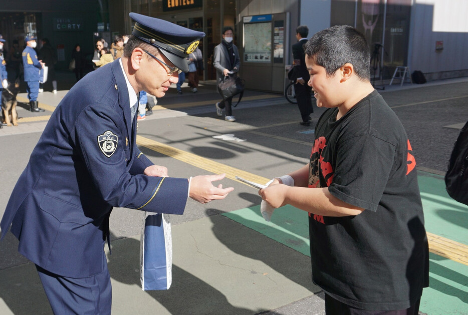 世田谷一家殺害事件に関する情報提供を呼び掛ける須山浩道成城署長（左）＝１４日午前、東京都世田谷区