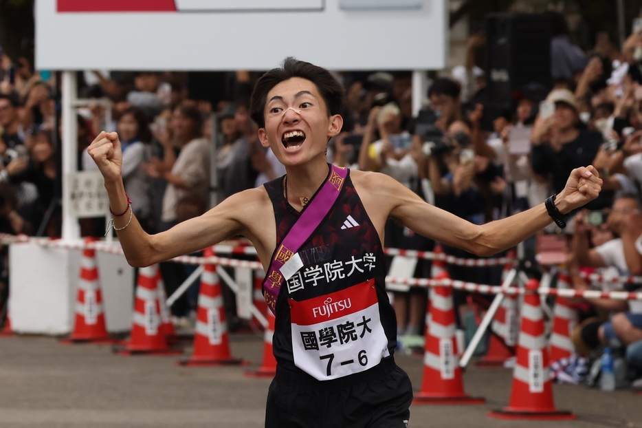 出雲駅伝でフィニッシュテープを切る國學院大・平林清澄