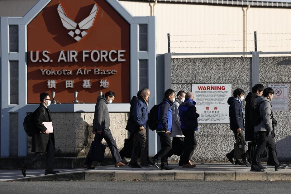 東京・米軍横田基地に立ち入る人たち＝20日午前