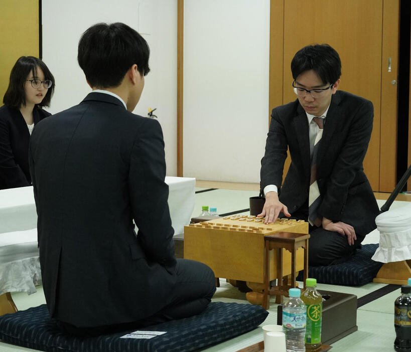 高橋佑二郎四段（左）と対局する豊島将之九段（撮影・中島郁夫）