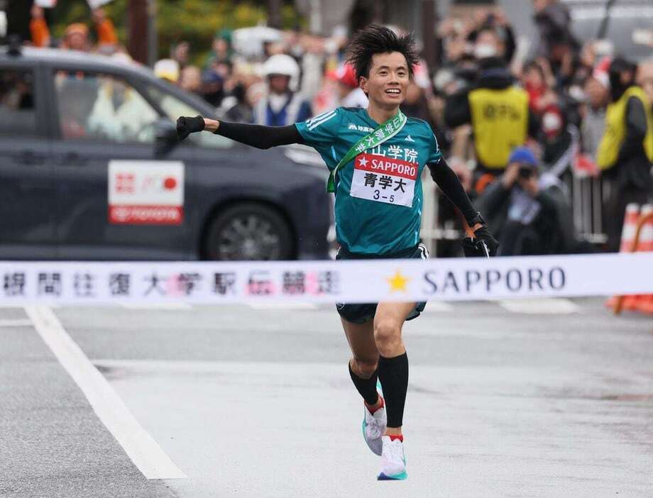 第100回箱根駅伝の往路、1位でゴールする青山学院大・若林宏樹＝1月2日、神奈川県箱根町（佐藤徳昭撮影）