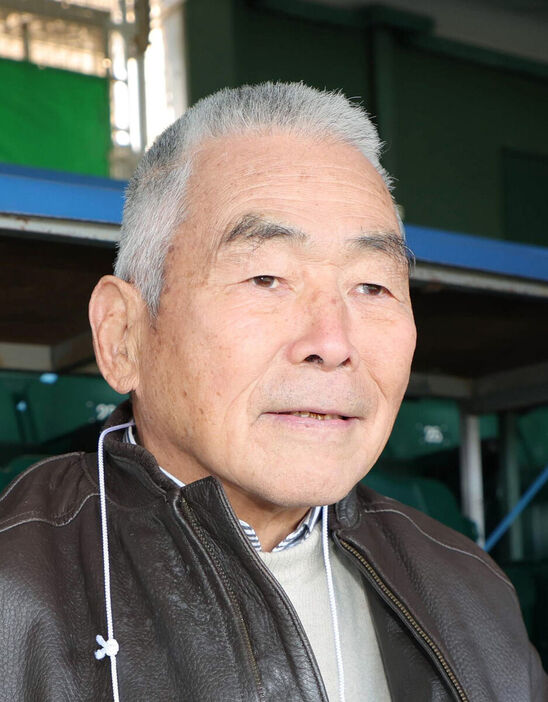 甲子園ボウルを観戦した水野彌一・元京大監督（カメラ・渡辺　了文）