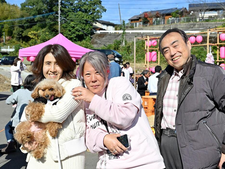 代表の木村さん（中央）と田口さん夫婦