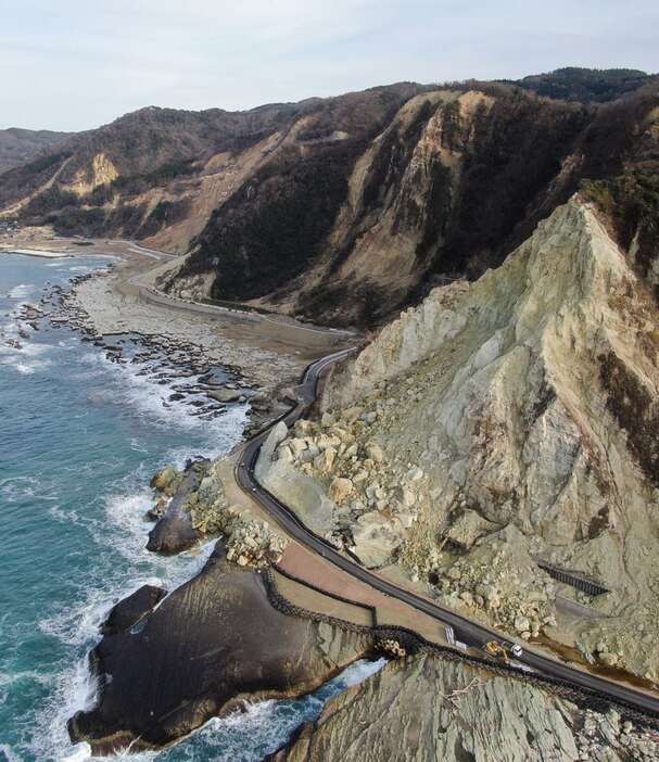 地震で山肌が崩落した国道249号逢坂トンネル付近の迂回路周辺。昨年12月27日に開通し、全線の通行が可能になった＝昨年12月20日、石川県珠洲市（ドローン使用、沢野貴信撮影）