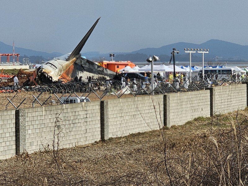 韓国南西部の務安国際空港で起きた事故で、壁に激突して大破した旅客機＝全羅南道務安郡で2024年12月30日、日下部元美撮影