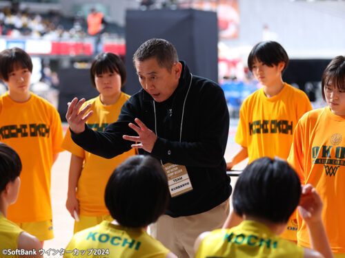 岡豊を指揮して25年の川井コーチは選手たちへの感謝の言葉を忘れなかった [写真]＝SoftBank ウインターカップ2024