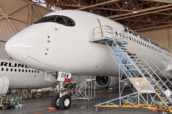 羽田空港に到着したJALのA350-1000「JA08WJ」（画像：JAL）。