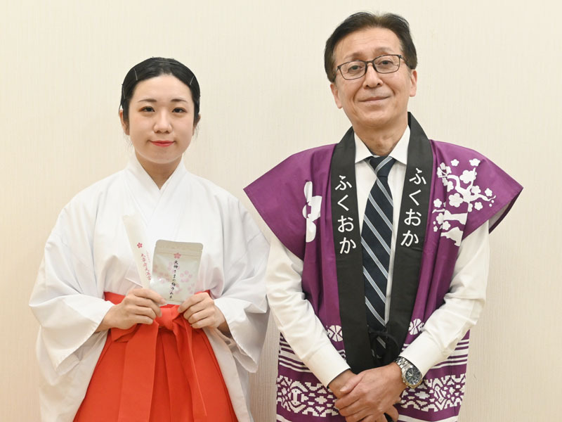 福岡物産展をアピールする太宰府天満宮巫女の高原陽菜さん（左）と福岡県物産振興会の八木信次事務局長＝3日午後、さいたま市北区の埼玉新聞社