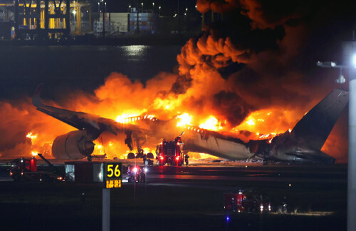 羽田空港で日本航空と海上保安庁の航空機が衝突した事故で、炎上した日航機（１月２日）