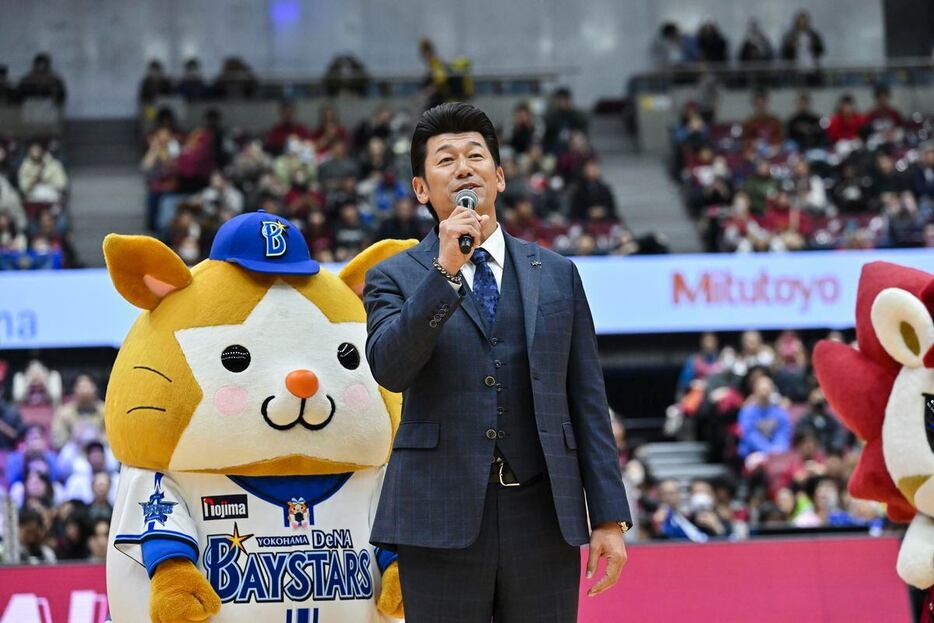 Bリーグを観戦し、ハーフタイムショーに登場したDeNA・三浦大輔監督（写真提供：川崎ブレイブサンダース）