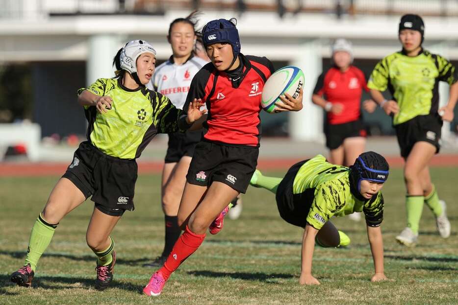 ジュニアラグビー女子決勝（日本ラグビーフットボール協会提供）