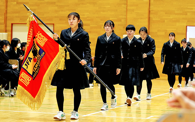 山形明正高のサッカー部の女子選手たちが全校生徒から激励を受けた＝山形市・同高