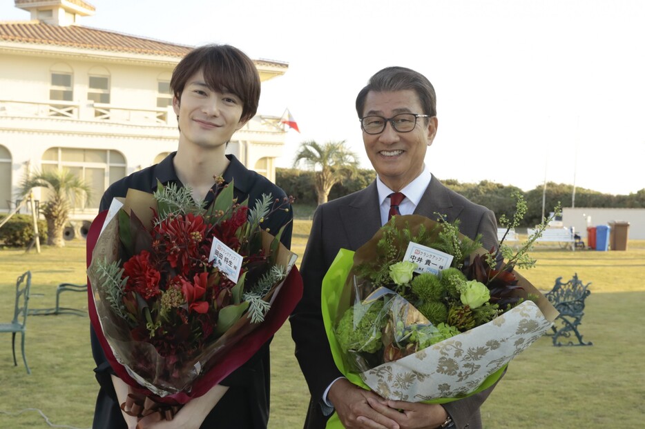 仲良くクランクアップの岡田将生＆中井貴一 - (C)テレビ朝日