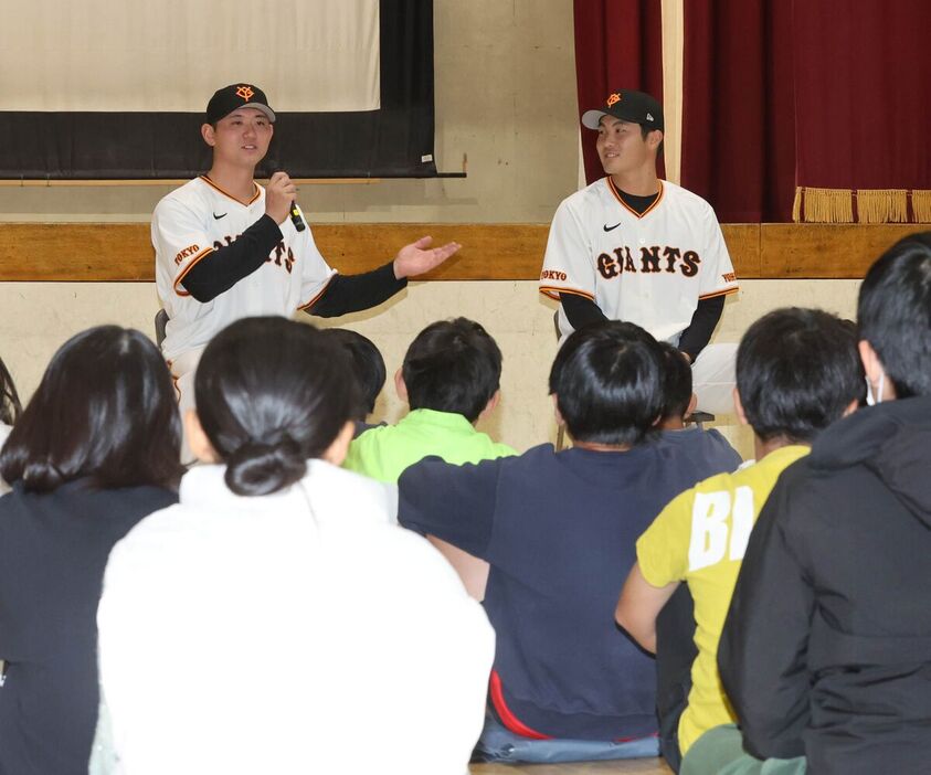 小学校を訪問し生徒の質問に答える平内龍太（左）と菊地大稀（カメラ・池内　雅彦）