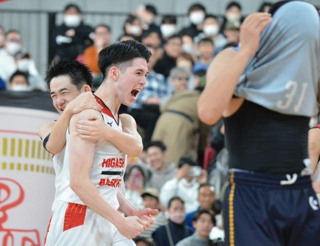 劇的な勝利で準決勝進出を果たし、雄叫びを上げる東山の瀬川琉久（中央手前）と佐藤凪=東京体育館