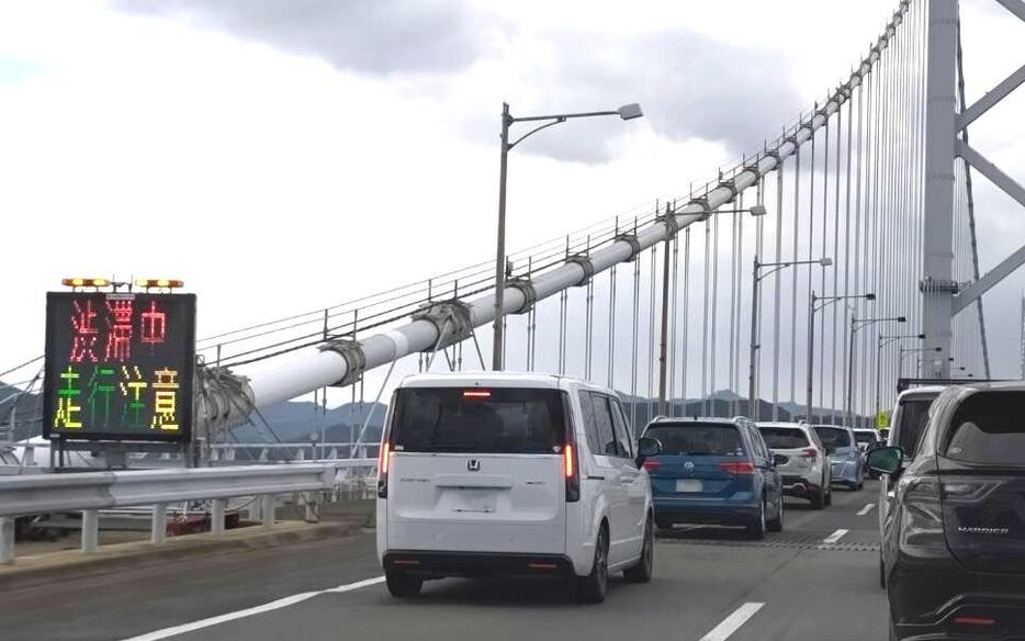 渋滞となっている大鳴門橋の下り車線=29日午前11時すぎ(写真は一部加工しています)