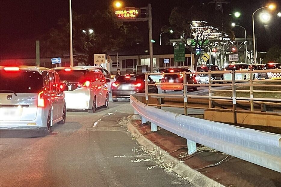 淡路島南インターチェンジ付近から続く渋滞＝29日午後8時50分ごろ(写真は一部加工しています)