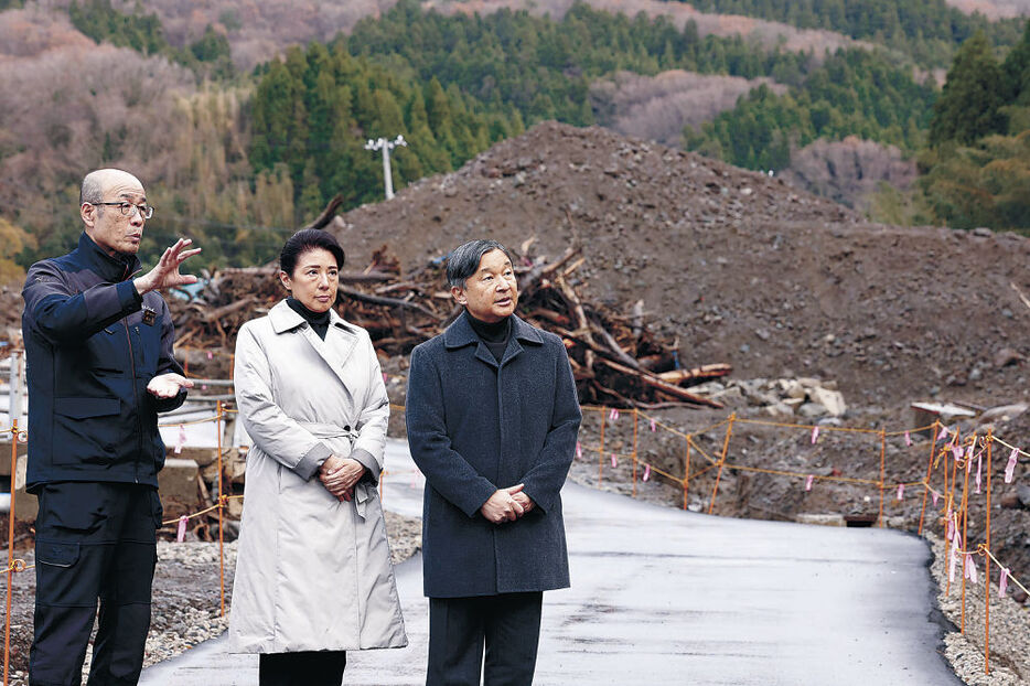 奥能登豪雨による塚田川の氾濫で４人が犠牲となった状況を坂口市長（左）から聞かれる天皇、皇后両陛下＝１７日午後２時５４分、輪島市久手川町