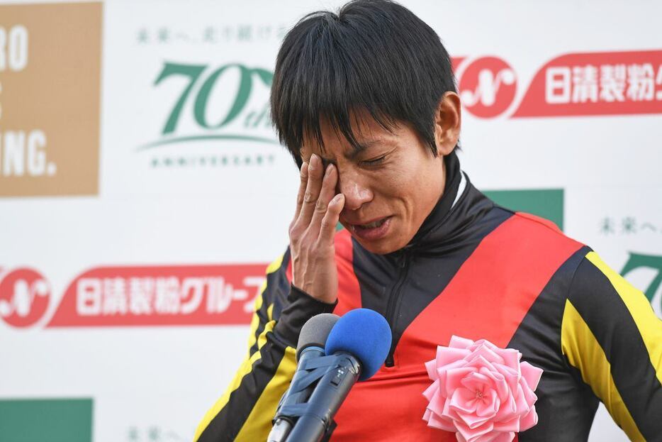 優勝騎手インタビューで涙を流す北村友一騎手＝28日、中山競馬場（撮影・菅原和彦）