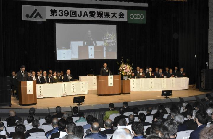 県1JA構想案を可決したJA県大会＝16日午後、松山市堀之内