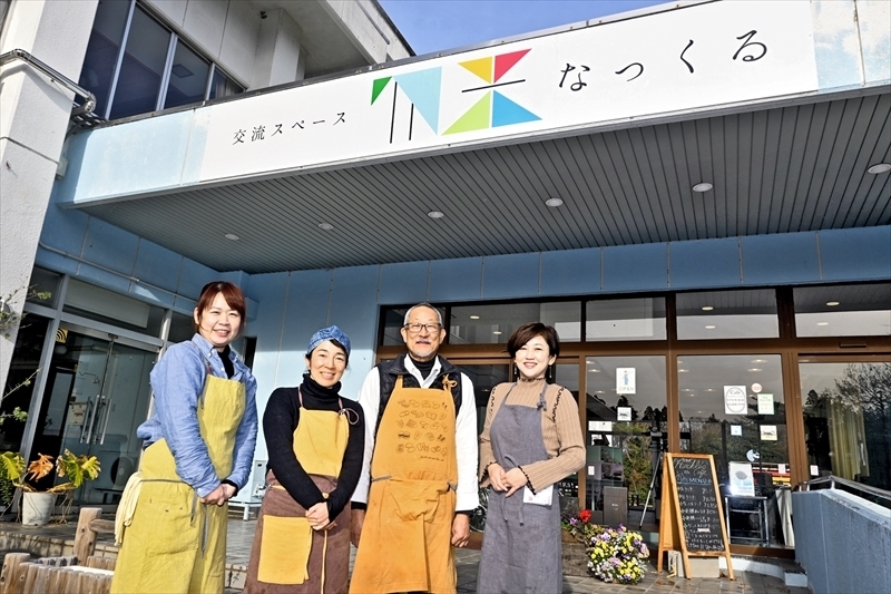 ２６日に閉店する「なっくる」の舘さん（右から２人目）、栗原さん（右）らスタッフ