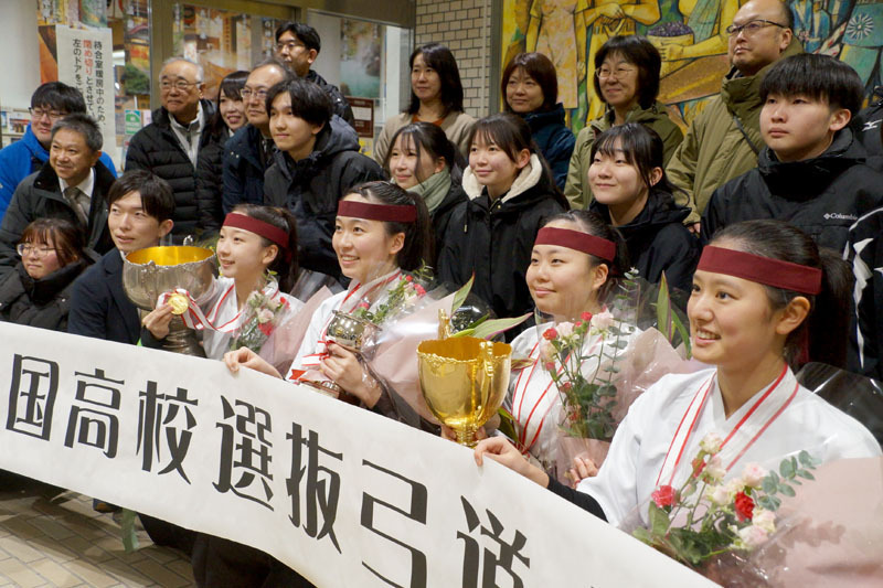 優勝報告会で記念写真に納まる（前列右から）田頭選手、森鍵部長、菊池選手、吉田選手、佐藤峻太監督