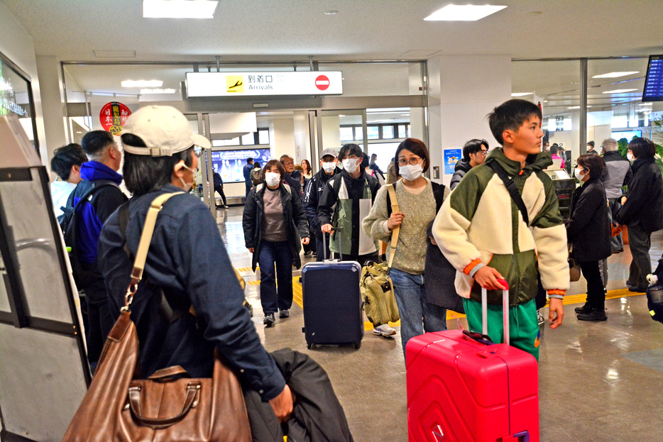 帰省客らで混雑する奄美空港の到着ロビー＝28日、鹿児島県奄美市笠利町