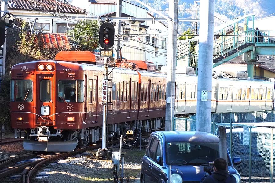 最終日には「富士登山電車」と1001号編成の連結運行も（大塚圭一郎撮影）。