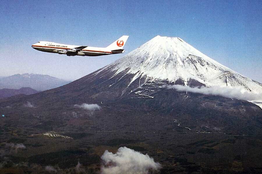 ボーイング747が富士山をバックに飛行する様子（画像：San Diego Air and Space Museum）