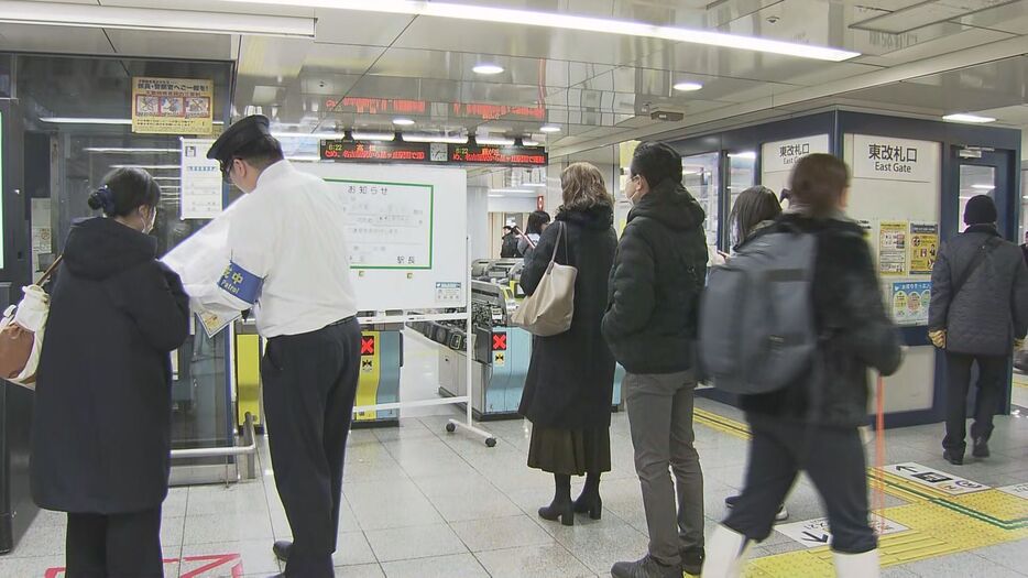 午前7時15分ごろの栄駅改札前