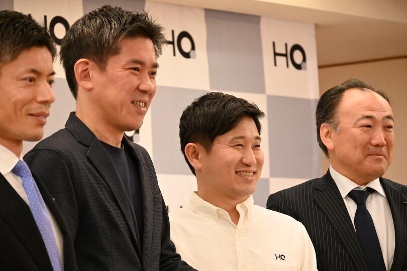 HQの坂本祥二CEO（中央右）と、HQと戦略的パートナーシップを検討するニッセイ・キャピタルの上田宏介社長（中央左）ら。