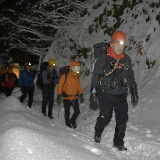 遭難者の捜索に向かう救助隊＝午前５時１８分、鳥取県大山町大山