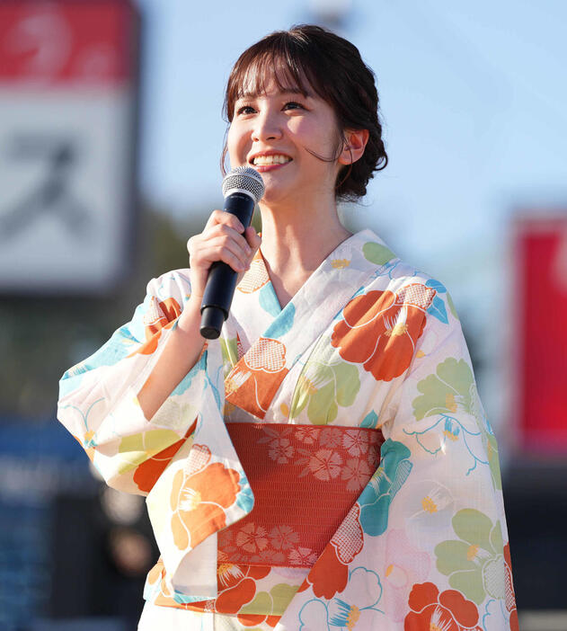 神宮外苑花火大会　神宮球場でMCを務めるテレビ朝日の林美桜アナウンサー＝2023年8月12日