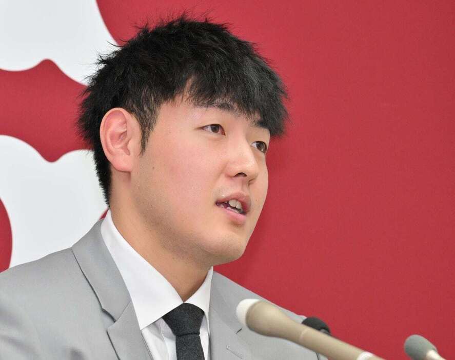 契約更改終えて会見する巨人・岡本和真＝東京・大手町（田村亮介撮影）