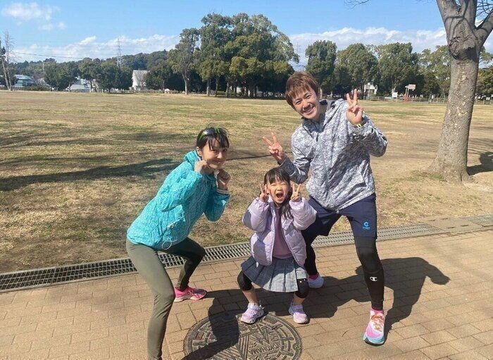 金田さんと森さん、娘さんと公園でジョギング。