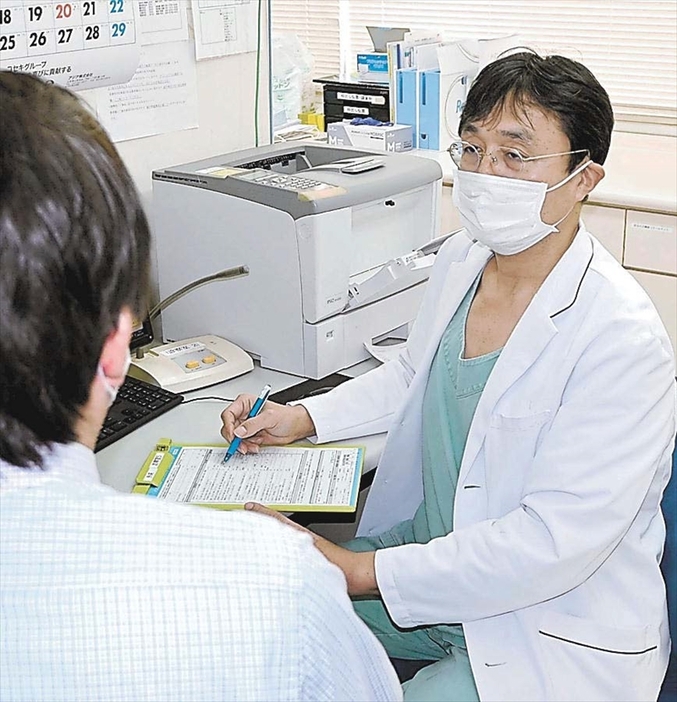 発熱患者への対応に追われる野地院長＝福島市・福島南循環器科病院