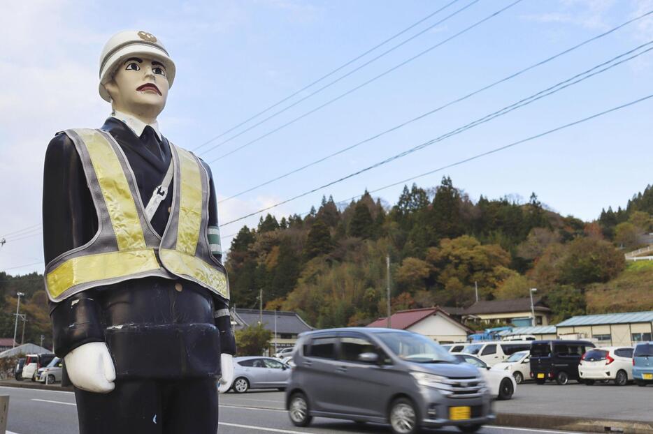 岩手県住田町の国道沿いに立つ警察官の人形＝11月12日