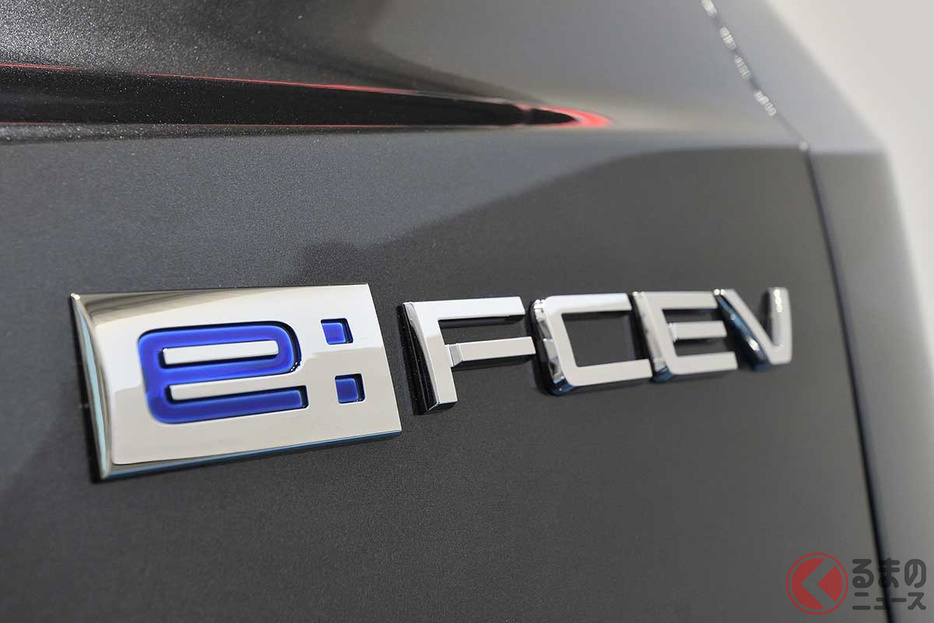 自社開発の「次世代燃料電池システム」の新工場立ち上げ！（画像はFCEVのバッチ）