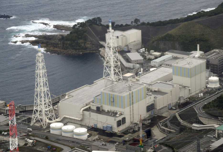 中国電力島根原発2号機。右は1号機＝11月、松江市