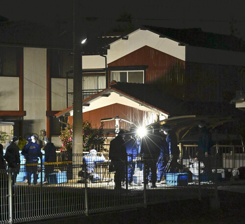 殺害された夫婦の自宅付近を調べる県警の捜査員ら（１８日午後１０時３２分、柏市高柳で）