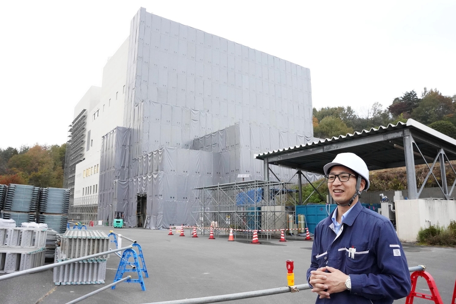 木質バイオマス発電所の建設予定地で事業について説明するセイコーエプソンの担当者