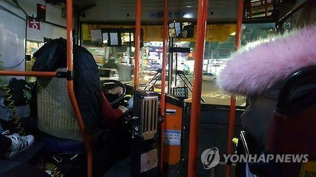 韓国のコミュニティーバスの車内＝（聯合ニュース）