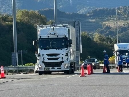 新東名高速道路（上り）浜松SAで実施された、自動運転トラック実証実験の様子（写真：筆者撮影）