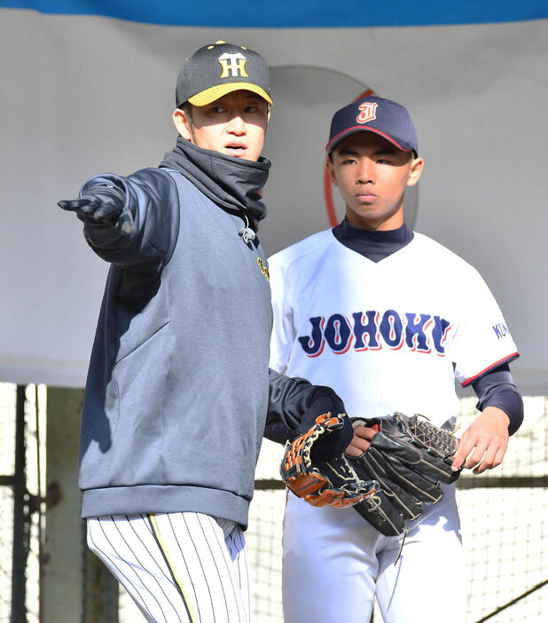 野球教室で地元の高校球児に指導する阪神岩貞（撮影・岩下翔太）