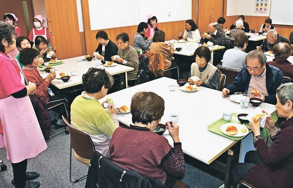 野菜たっぷりのサンドイッチを味わう参加者