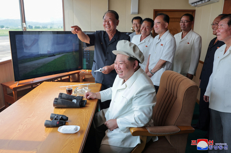 １２月２３日、    韓国軍合同参謀本部は北朝鮮が、ウクライナ侵攻を続けるロシアに追加の兵力と無人偵察機などの防衛装備品を送る準備をしている兆候を察知したと発表した。写真は８月、ドローンの試験を視察する北朝鮮の金正恩朝鮮労働党総書記。KCNA配信（２０２４年　ロイター）