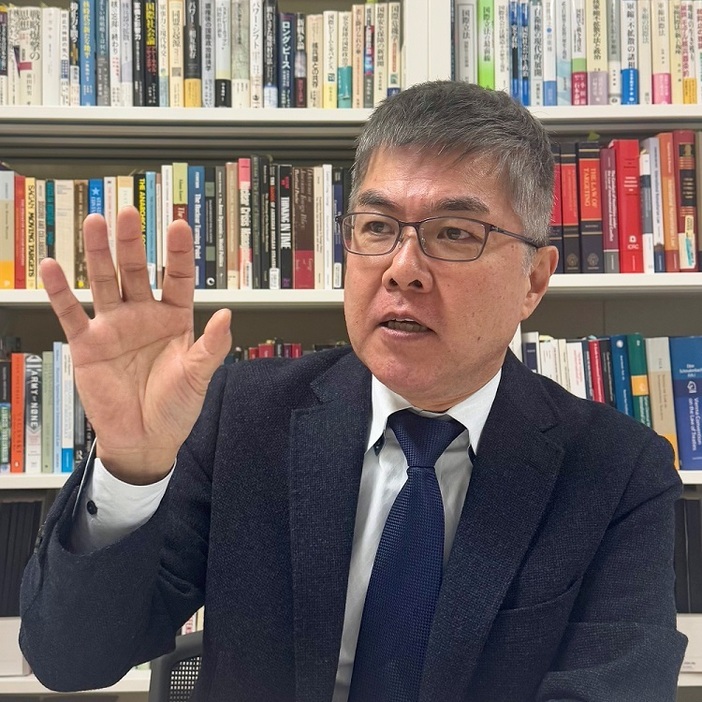 「演説は国際社会への問題提起と受け止めた」と語る河合教授＝長崎市文教町、長崎大